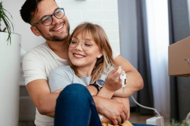 Erkek arkadaşı ve kız arkadaşı bir daireye taşınıyorlar.. 