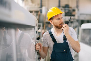 Fabrikadaki işçinin portresi. Fabrikada çalışan genç yakışıklı adam..