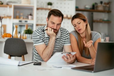 Karı koca faturaları ödemeye hazırlanıyor. Finansal sorunları olan genç bir çift