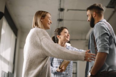 Modern açık uzay ofisinde sıradan iş adamları konuşuyor.. 