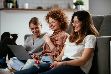 Ofiste konuşan ve gülen kızlar. Ofiste kahve içen güzel kadınlar