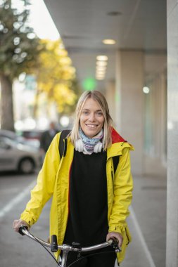 Bisikletli genç kadın