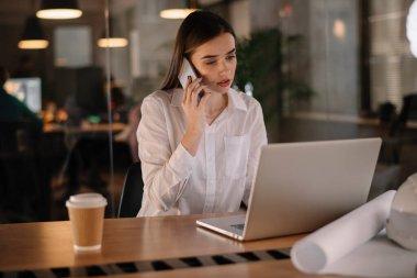 Geceleri çalışan bir kadın.