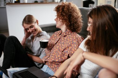 Ofiste konuşan ve gülen kızlar. Ofiste kahve içen güzel kadınlar