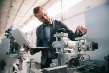 Fabrika müdürü imalat teftişinde. Endüstriyel çevredeki adam.