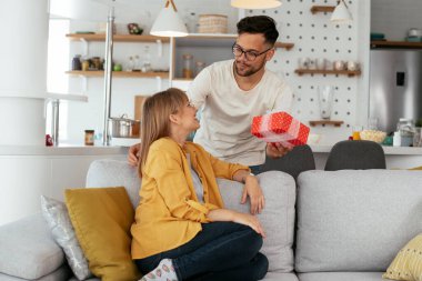 Erkek, kız arkadaşına hediyeyle sürpriz yapıyor..