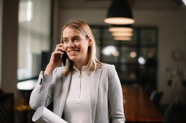 Ofisteki başarılı genç iş kadınının portresi.