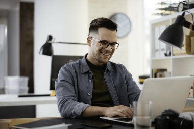 Genç işadamı ofiste çalışıyor. 