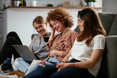Ofiste konuşan ve gülen kızlar. Ofiste kahve içen güzel kadınlar