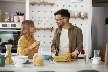 Karı koca mutfakta. Genç çift evde lezzetli yemekler hazırlıyor..