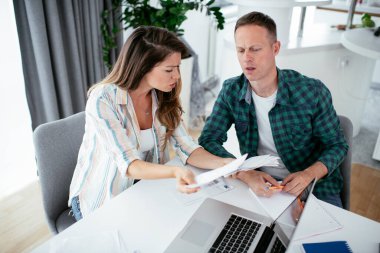 Karı koca faturaları ödemeye hazırlanıyor. Finansal sorunları olan genç bir çift.