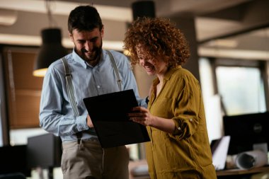 Ofiste çalışan dost canlısı meslektaşlar