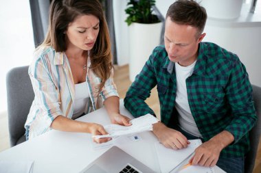 Karı koca faturaları ödemeye hazırlanıyor. Finansal sorunları olan genç bir çift.