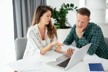 Evde çalışan çift, serbest çalışma kavramı