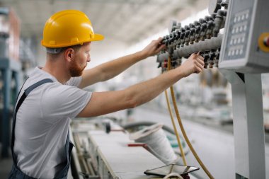 Fabrikadaki işçinin portresi. Fabrikada çalışan genç yakışıklı adam..