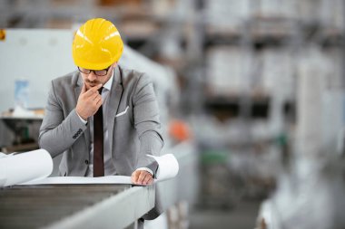 Modern Modern Fabrika 'da Hard Hat' ın baş mühendisi. Modern Endüstriyel Çevrede Yakışıklı Adam.