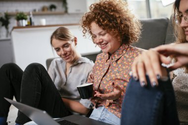 Ofiste konuşan ve gülen kızlar. Ofiste kahve içen güzel kadınlar