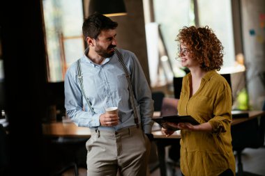 Ofiste çalışan dost canlısı meslektaşlar