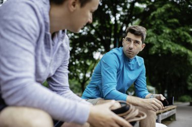 Koşmaktan istirahat eden zinde genç adamlar. Dışarıda antrenman yapan iki arkadaş..