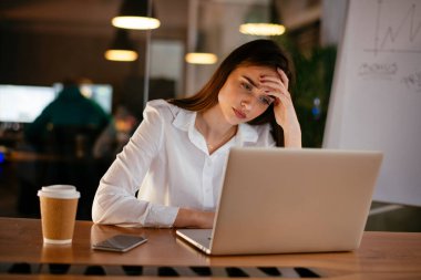 Geceleri çalışan bir kadın.