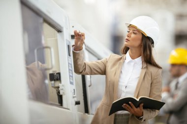 Erkek ve kadın iş tartışıyorlar. Fabrikada çalışan meslektaşlar.