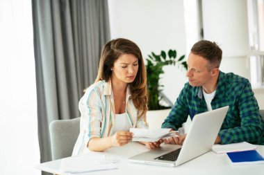 Evde çalışan çift, serbest çalışma kavramı