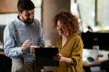 Ofiste çalışan dost canlısı meslektaşlar