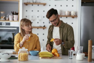 Karı koca mutfakta. Genç çift evde lezzetli yemekler hazırlıyor..