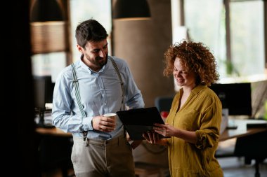 Ofiste çalışan dost canlısı meslektaşlar