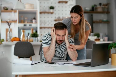 Karı koca faturaları ödemeye hazırlanıyor. Finansal sorunları olan genç bir çift