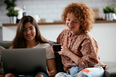Kahve molasında kız arkadaşlar konuşuyor ve gülüyor. 