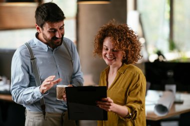 Ofiste çalışan dost canlısı meslektaşlar