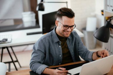 Genç işadamı ofiste çalışıyor..