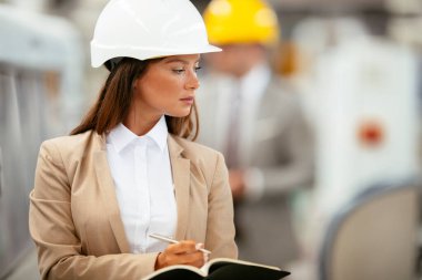 Erkek ve kadın iş tartışıyorlar. Fabrikada çalışan meslektaşlar.