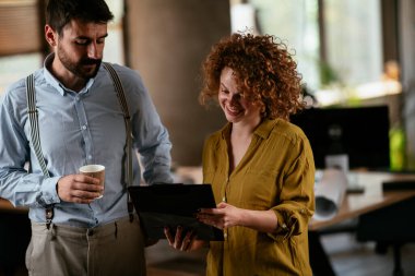 Ofiste çalışan dost canlısı meslektaşlar
