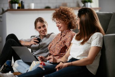 Ofiste konuşan ve gülen kızlar. Ofiste kahve içen güzel kadınlar