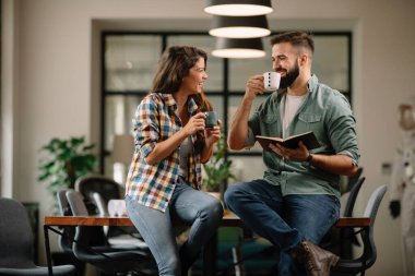 Tasarımcı, ortaklarına proje hakkında yeni fikirler veriyor. İş adamları ofiste yeni iş projelerini tartışıyor.