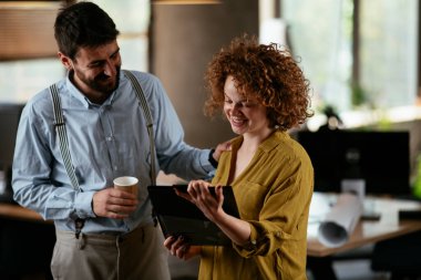 Ofiste çalışan dost canlısı meslektaşlar