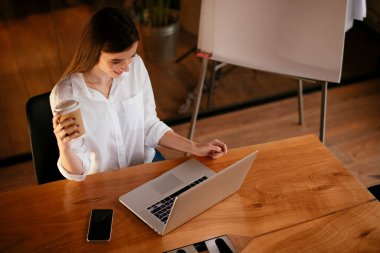 Geceleri çalışan bir kadın.