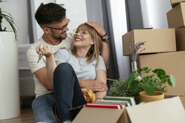 Erkek arkadaşı ve kız arkadaşı bir daireye taşınıyorlar.. 