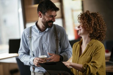 Ofiste çalışan dost canlısı meslektaşlar