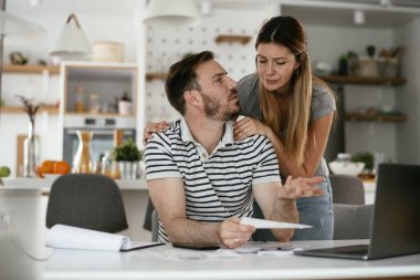 Karı koca faturaları ödemeye hazırlanıyor. Finansal sorunları olan genç bir çift