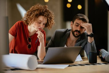 Ofiste çalışan erkek ve kadın.