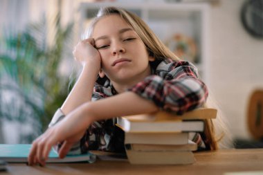 Güzel küçük kız ev ödevi yapmaktan yoruldu. Okul konseptine dönelim.. 