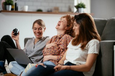 Ofiste konuşan ve gülen kızlar. Ofiste kahve içen güzel kadınlar