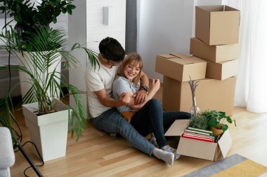 Erkek arkadaşı ve kız arkadaşı bir daireye taşınıyorlar.. 