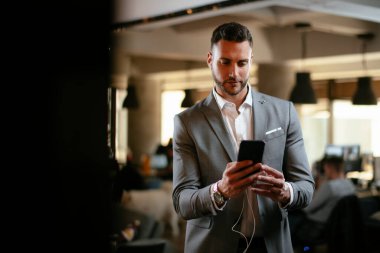 Ofisteki genç yakışıklı iş adamının portresi.