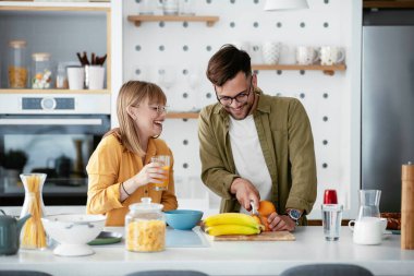 Karı koca mutfakta. Genç çift evde lezzetli yemekler hazırlıyor..
