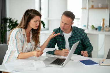 Evde çalışan çift, serbest çalışma kavramı