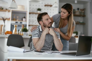 Karı koca faturaları ödemeye hazırlanıyor. Finansal sorunları olan genç bir çift